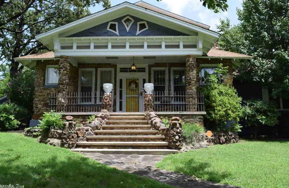 Sister houses on W Academy Searcy AR. Dutcher and Bloo